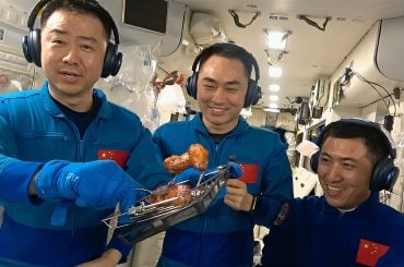 Astronautas chineses preparam asas de frango e bife no espaço, e o resultado parece delicioso