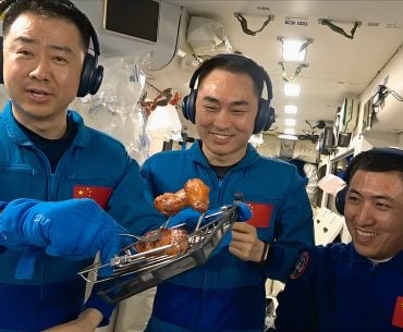 Astronautas chineses preparam asas de frango e bife no espaço, e o resultado parece delicioso