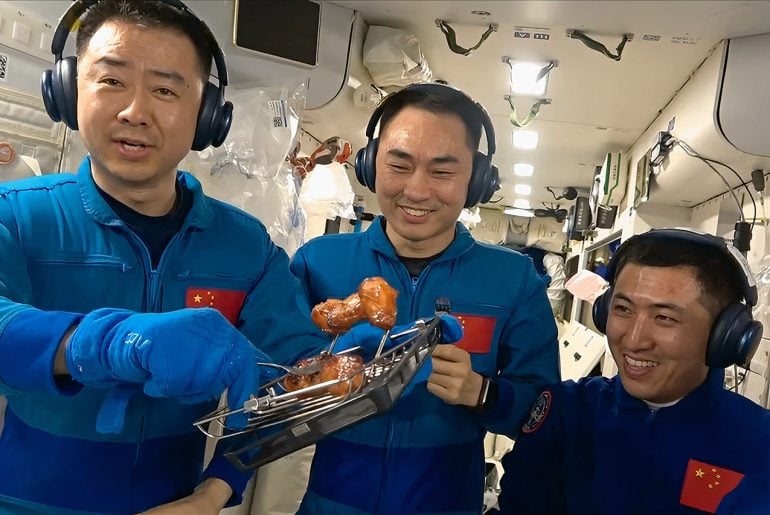 Astronautas chineses preparam asas de frango e bife no espaço, e o resultado parece delicioso