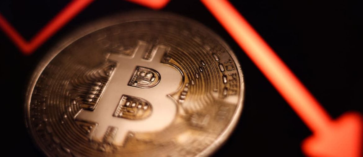 Bitcoin despenca e acende alerta máximo no mercado: por que a criptomoeda está derretendo?