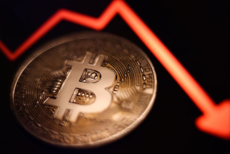 Bitcoin despenca e acende alerta máximo no mercado: por que a criptomoeda está derretendo?