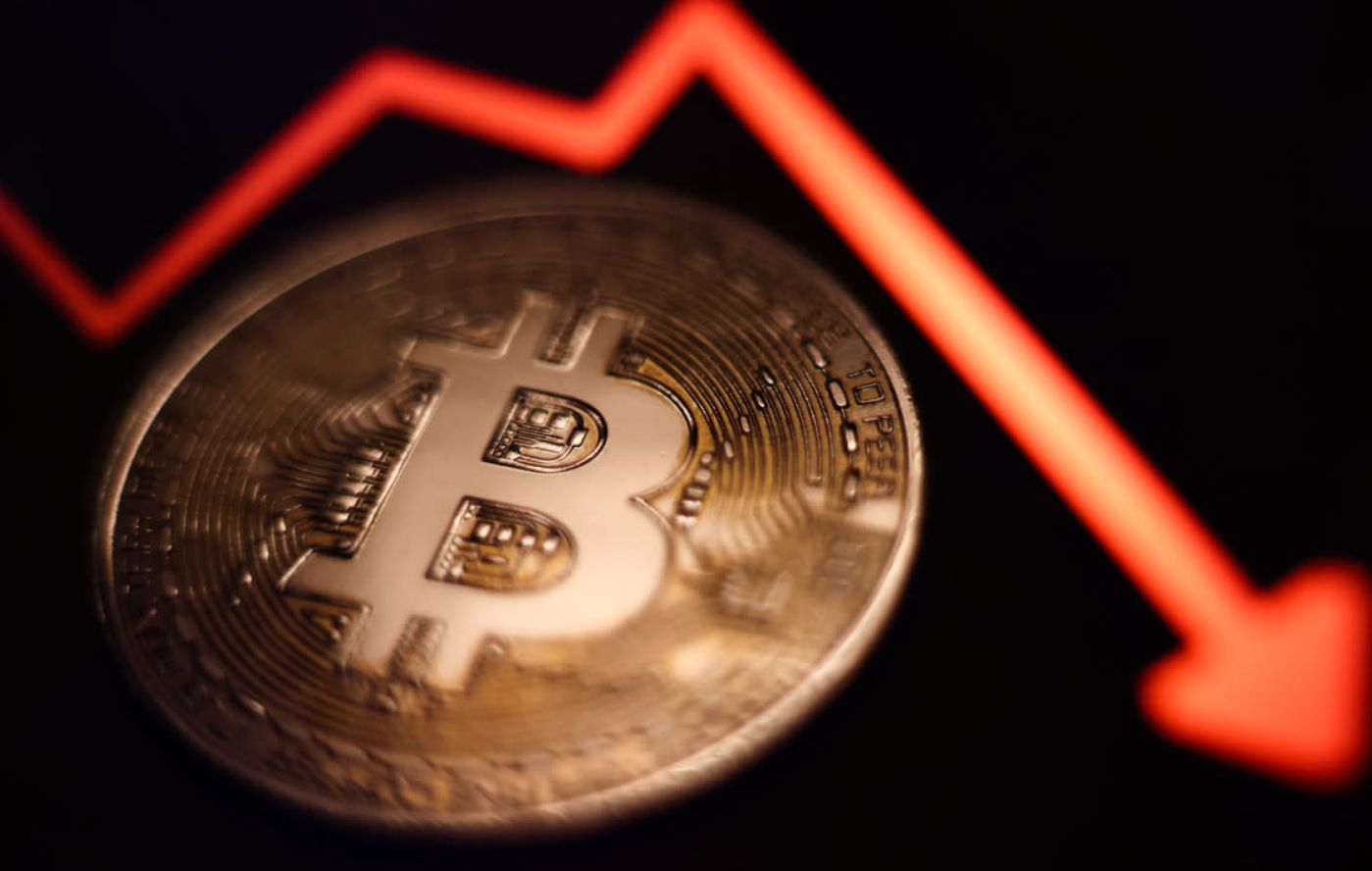 Bitcoin despenca e acende alerta máximo no mercado: por que a criptomoeda está derretendo?