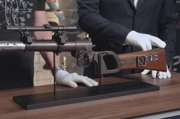 Adam Savage explora de perto o blaster original de Boba Fett e enlouquece fãs de Star Wars