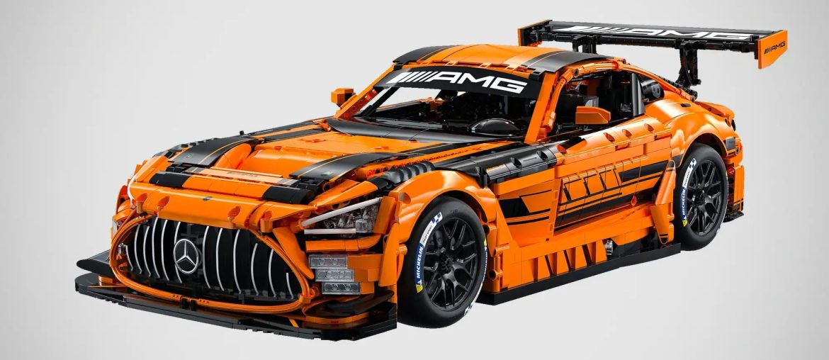 CaDA Lança Mercedes-AMG GT3 de 5.466 peças com sistema pneumático que eleva o carro