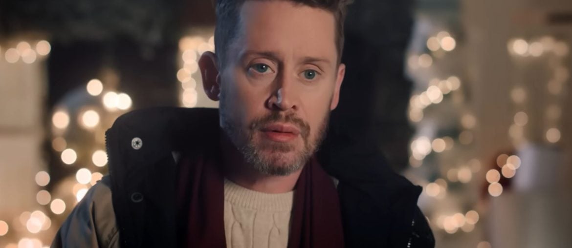 Macaulay Culkin volta à casa de 'Esqueceram de Mim' em comercial nostálgico que aquece o coração dos fãs