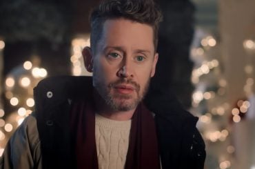 Macaulay Culkin volta à casa de 'Esqueceram de Mim' em comercial nostálgico que aquece o coração dos fãs