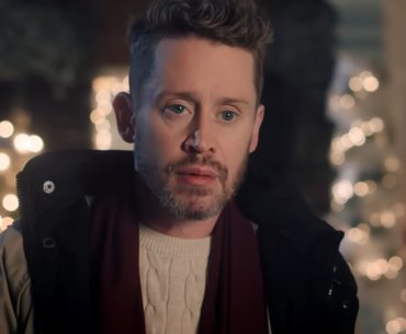 Macaulay Culkin volta à casa de 'Esqueceram de Mim' em comercial nostálgico que aquece o coração dos fãs