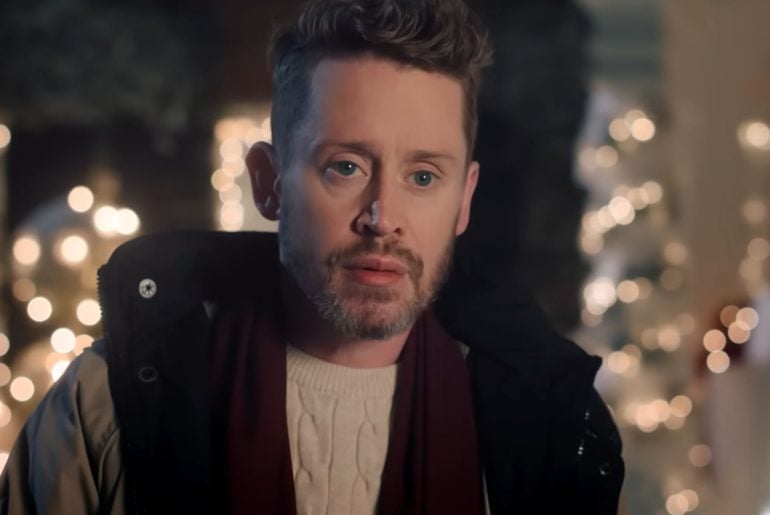 Macaulay Culkin volta à casa de 'Esqueceram de Mim' em comercial nostálgico que aquece o coração dos fãs