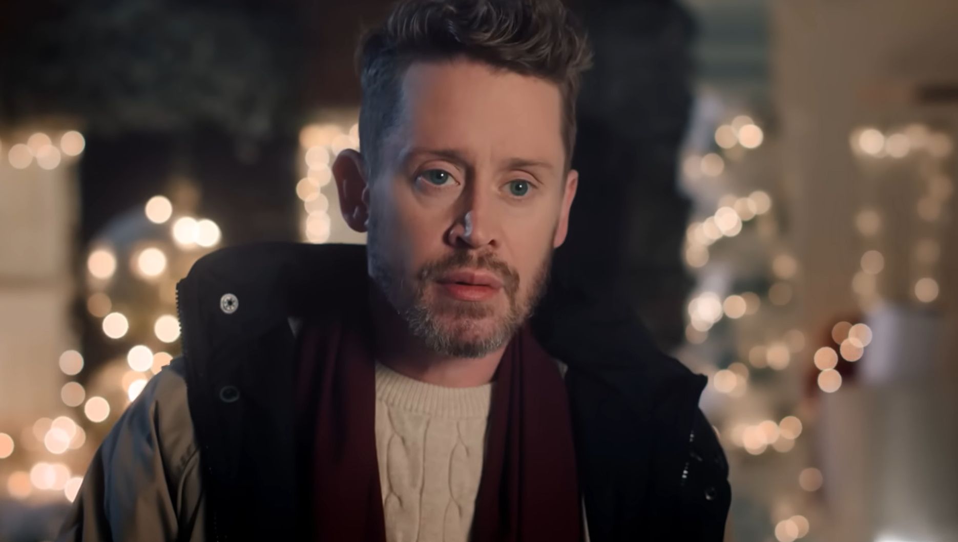 Macaulay Culkin volta à casa de 'Esqueceram de Mim' em comercial nostálgico que aquece o coração dos fãs