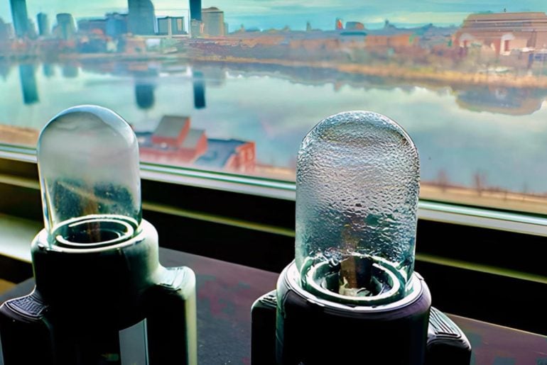 Tecnologia do MIT cria dispositivo ultrassônico que extrai água do ar em minutos