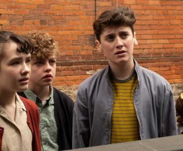 Elenco jovem de “It: Welcome to Derry” revela como foi encarar Pennywise de perto: “Acho que quase fiz nas calças”