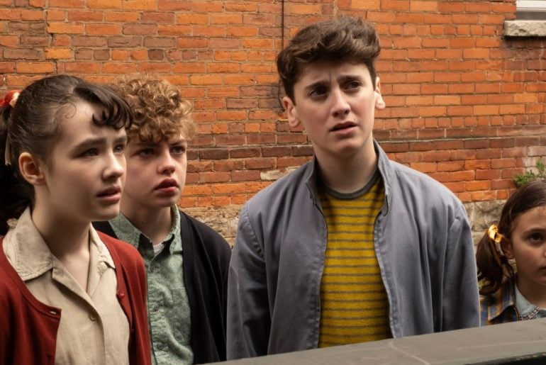Elenco jovem de “It: Welcome to Derry” revela como foi encarar Pennywise de perto: “Acho que quase fiz nas calças”