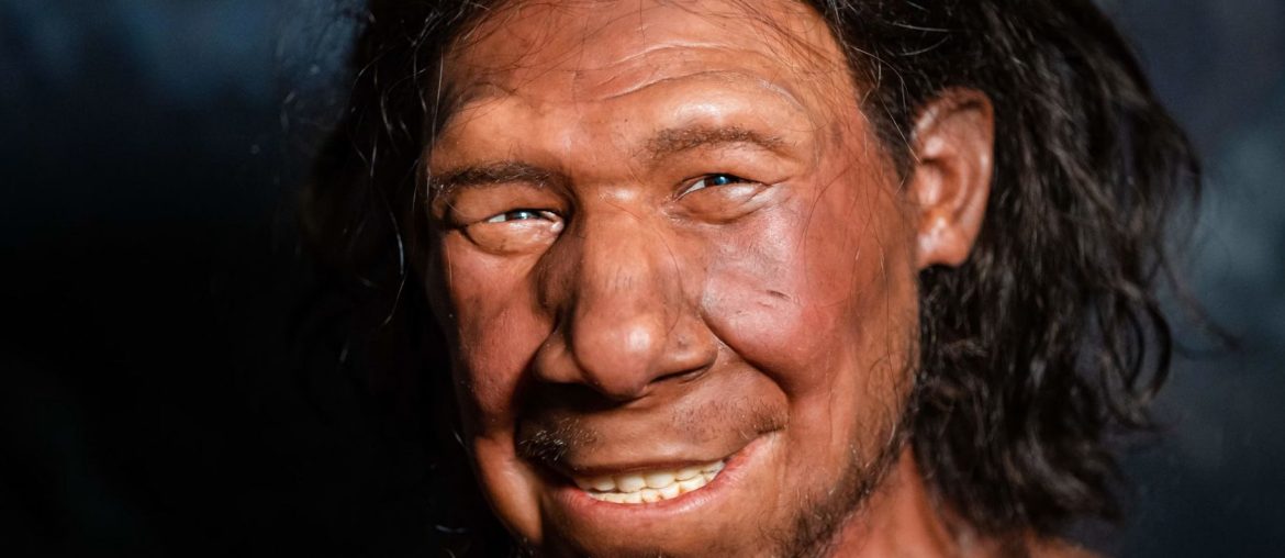 Novo estudo indica que humanos e neandertais trocaram beijos no passado