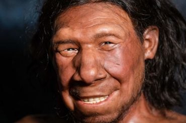Novo estudo indica que humanos e neandertais trocaram beijos no passado