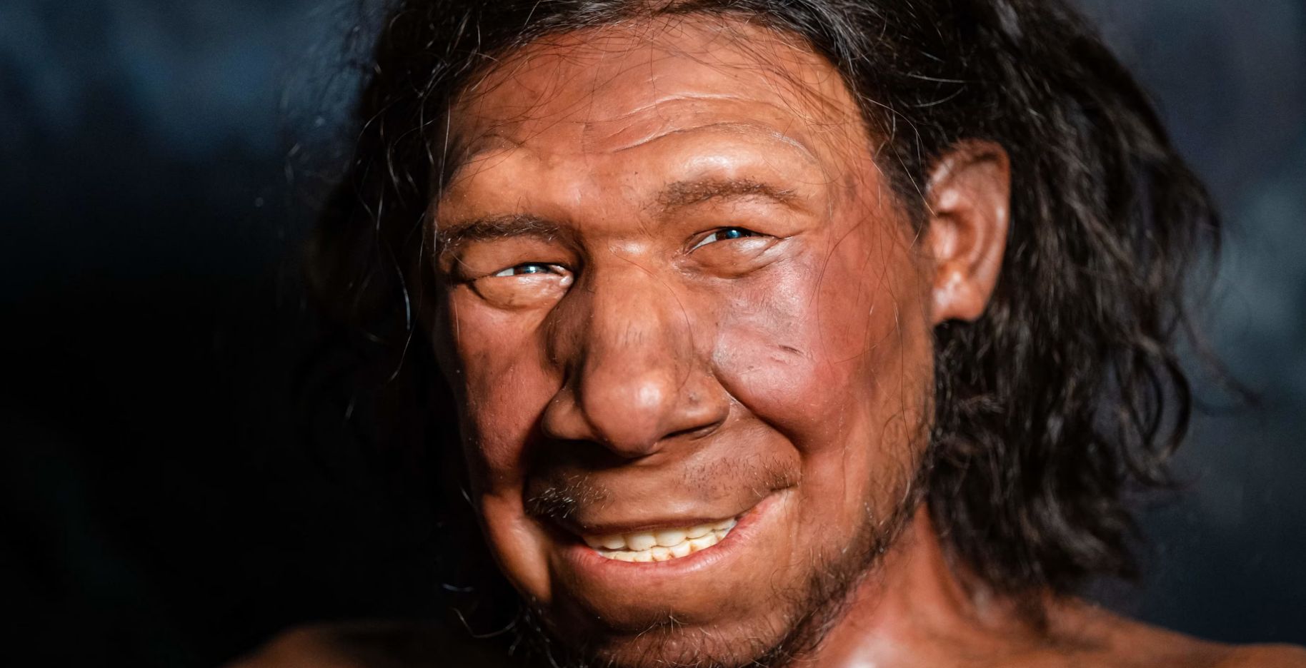 Novo estudo indica que humanos e neandertais trocaram beijos no passado