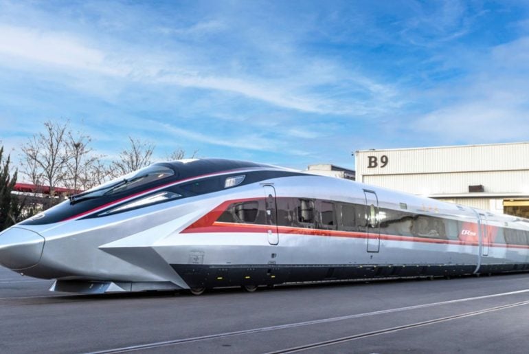 Trem-bala chinês quebra recorde e atinge 450 km/h, prometendo revolucionar o transporte de alta velocidade