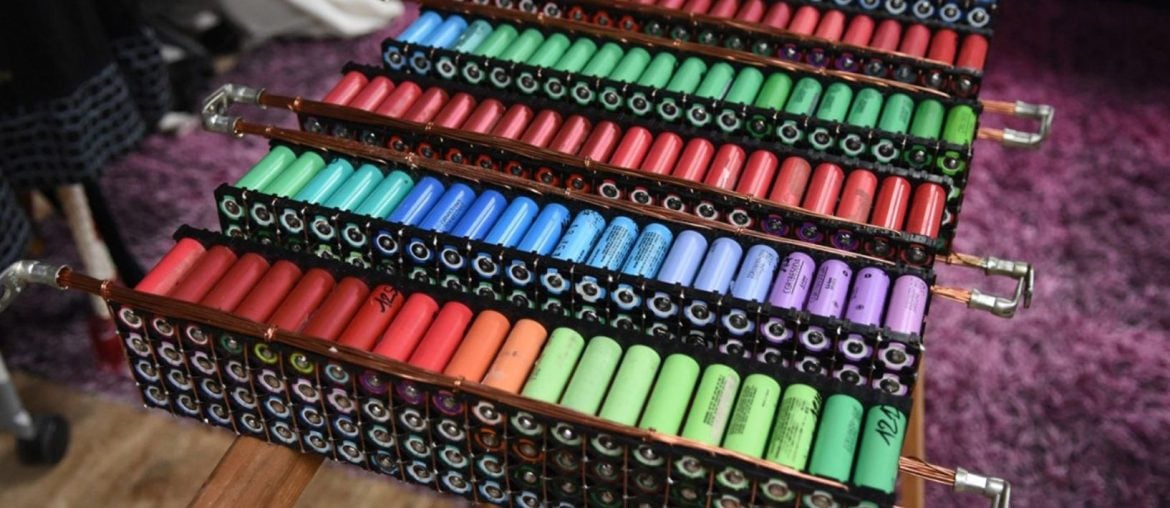 Homem vive oito anos só com energia de baterias de notebook e painéis solares, e o sistema nunca falhou