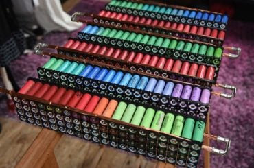 Homem vive oito anos só com energia de baterias de notebook e painéis solares, e o sistema nunca falhou