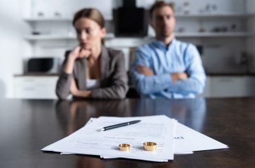 Casais já estão se divorciando por “traições” com chatbots, e a Justiça não sabe como lidar com isso