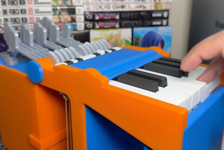Criador usa impressão 3D para construir um piano funcional feito só de plástico, e o resultado surpreende