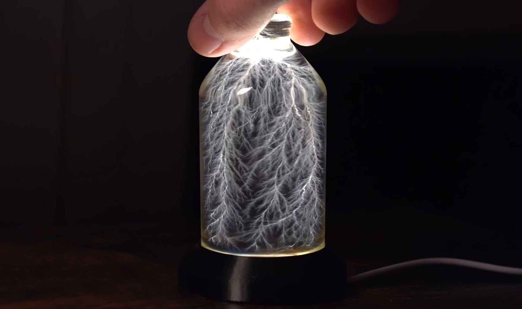 Esse cara usou um acelerador de partículas para literalmente capturar um raio em uma garrafa