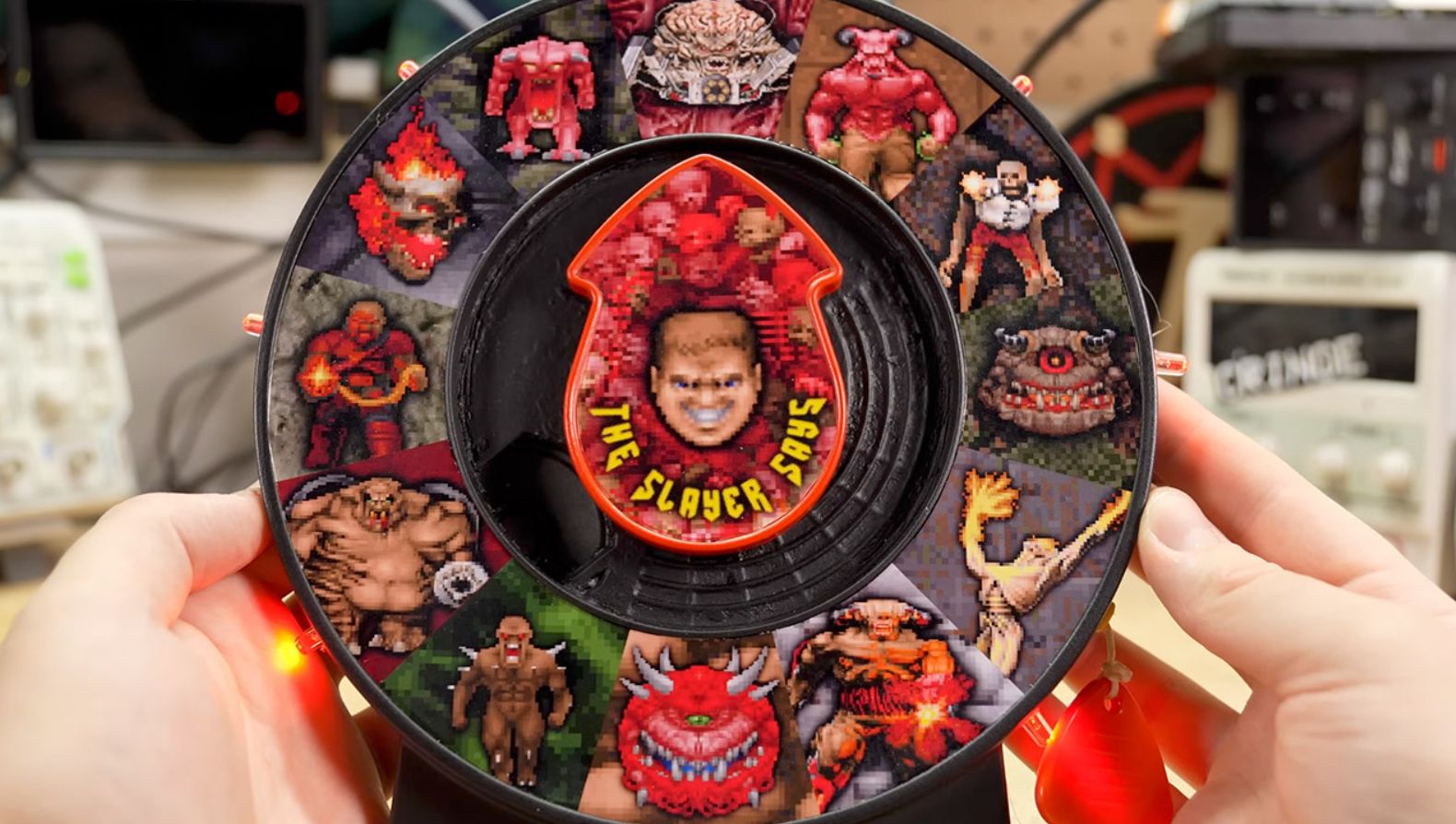 Modder transforma brinquedo infantil em máquina com sons de DOOM, e o resultado é insano