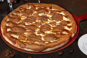 Pizza Hut lança pizza com sabor de café e surpreende fãs da culinária inusitada