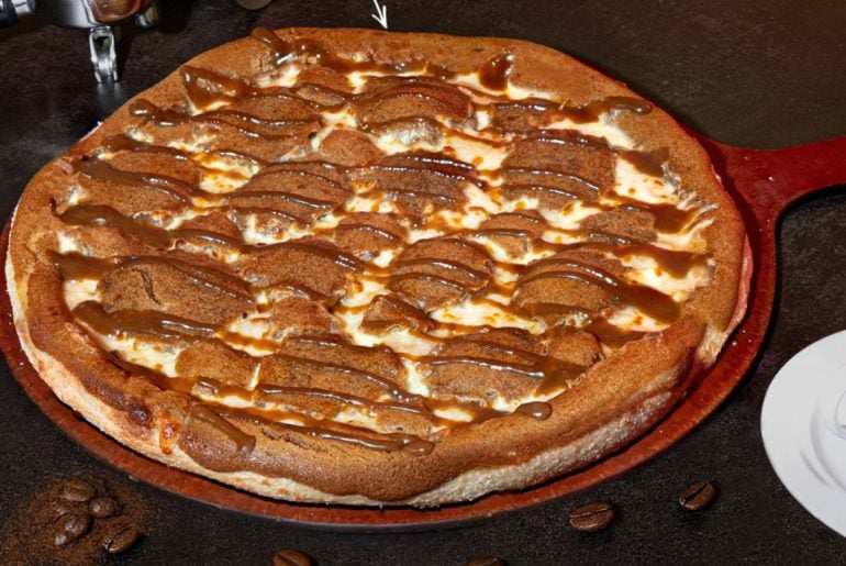 Pizza Hut lança pizza com sabor de café e surpreende fãs da culinária inusitada