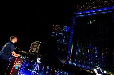 Red Bull transforma o céu de Dubai em um jogo de Tetris e bate recorde com 2.800 drones