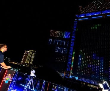 Red Bull transforma o céu de Dubai em um jogo de Tetris e bate recorde com 2.800 drones