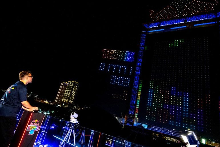 Red Bull transforma o céu de Dubai em um jogo de Tetris e bate recorde com 2.800 drones
