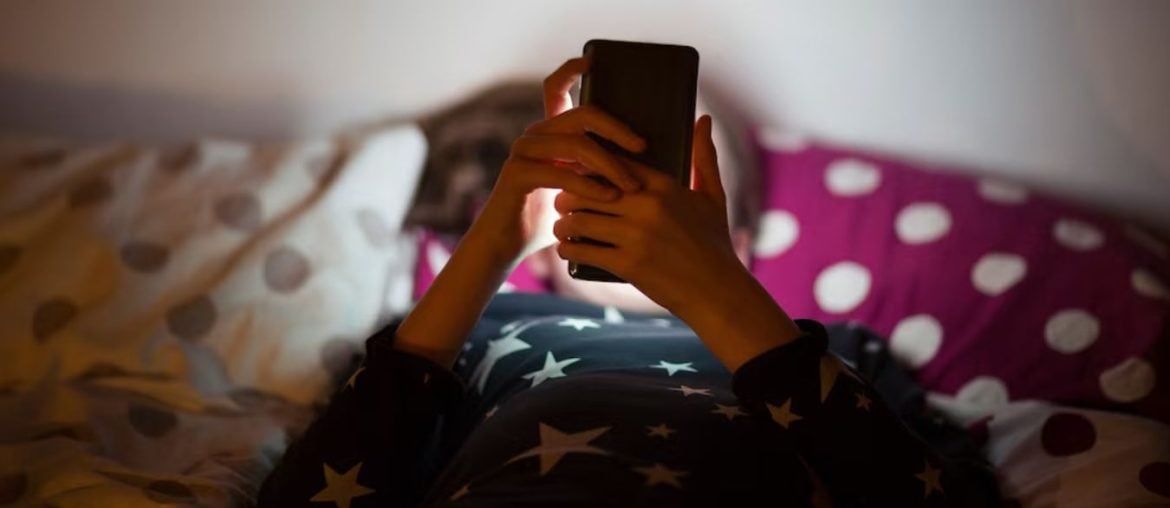 Algo assustador está acontecendo com crianças que ganham celular muito cedo