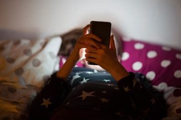 Algo assustador está acontecendo com crianças que ganham celular muito cedo