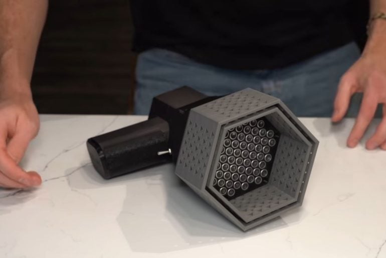 Laser de som dispara música direto em uma pessoa sem ninguém ao redor ouvir