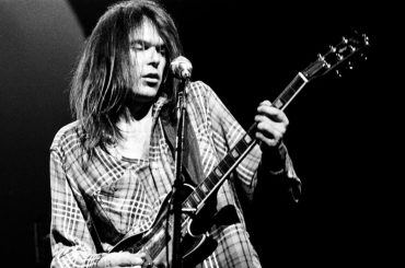 Neil Young dá acesso grátis ao seu acervo para a Groenlândia e reforça boicote à Amazon em recado contra Trump