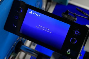 Modder cria um PS4 Slim portátil com tela OLED