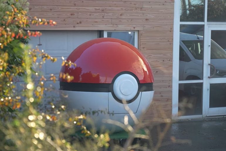 Pokébola gigante feita em impressão 3D vira esconderijo gamer e cabe uma pessoa dentro
