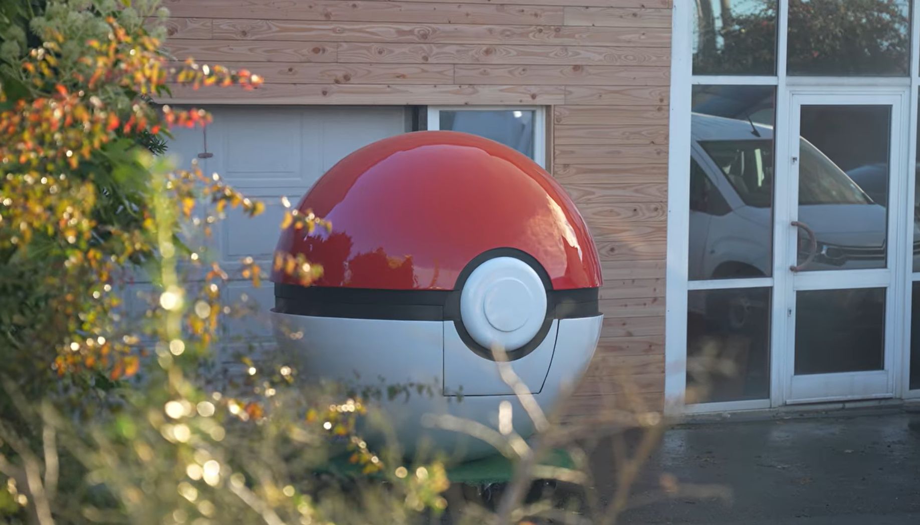 Pokébola gigante feita em impressão 3D vira esconderijo gamer e cabe uma pessoa dentro