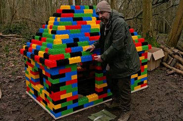 YouTuber constrói abrigo funcional de LEGO gigante no meio da floresta e dorme dentro