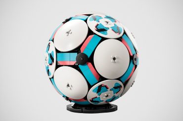 LEGO lança bola de futebol quase em tamanho real que abre e revela um mini estádio por dentro