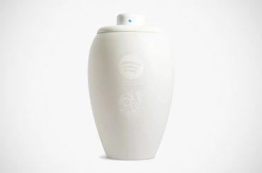 Liquid Death lança urna funerária com caixa de som Bluetooth em parceria com o Spotify