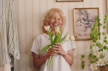 Pamela Anderson aparece sem filtros em campanha da Aerie e rejeita uso de modelos criados por IA