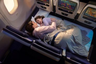 United Airlines vai transformar assentos da classe econômica em “camas” com o novo Relax Row