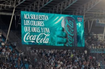 Coca-Cola usa ilusão de ótica para “mostrar” vermelho em estádios onde a cor é proibida