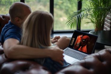 O papel da internet na popularização de filmes e no entretenimento digital Do cinema tradicional às plataformas online, a internet ajudou na popularização dos filmes e mudou a forma como vemos o entretenimento digital. Antes tínhamos o cinema, depois a televisão e depois o DVD. Hoje, temos o streaming direto e o acesso imediato em qualquer lugar, até mesmo no celular. O crescimento acelerado das plataformas de streaming desde 2015 faz com que o streaming supere a TV em muitos públicos. O controle deixou de ser das distribuidoras de filmes para passar para as plataformas digitais. O cinema era um evento e agora é um hábito diário, acessível para milhões de brasileiros a qualquer hora do dia. Qualquer pessoa que goste de assistir a um filme por dia, ou que tenha um horário diferente de trabalho e queira ver um filme no meio da tarde, atualmente tem total liberdade para isso. Catálogos globais e maior disponibilidade As plataformas oferecem milhares de títulos simultâneos e os conteúdos estão disponíveis globalmente, com pequenas variações de países. A democratização de acesso é o que é mais valorizado atualmente por quem quer assistir a filmes ou séries. Nesse cenário, o conteúdo de nicho ganha também um forte espaço. Existe mais diversidade e personalização, onde os algoritmos recomendam conteúdos que os usuários nem sequer conheciam e isso deixa de ser busca ativa e passa a ser validação de sugestões do algoritmo. O papel das redes sociais na popularização do conteúdo A percepção de tendências também é impulsionada pelas redes sociais, como o TikTok, o YouTube ou o X, onde o trailer já não define sucesso, mas a viralização define a audiência. O sucesso hoje é social e não apenas dos críticos de cinema. A influência de criadores e comunidades online também ajuda nas escolhas e na percepção da qualidade. Como exemplo, comunidades como Reddit e Discord mantêm relevância nos conteúdos mais ligados a games. O marketing deixou de ser unilateral e passou a ser feito por comunidades e recomendações, o que permite que filmes com menos marketing alcancem um grande sucesso. Mudanças no comportamento do público O consumo em maratona tornou-se um padrão, e as séries são desenhadas para retenção com conteúdos contínuos e viciantes. A interação com experiências digitais faz com que o conteúdo gere comentários nas redes sociais, reações ou até teorias publicadas em sites de nichos. O público deixou de ser um mero espectador para passar a ser um participante. O crescimento do entretenimento digital inclui também jogos online e apostas esportivas, com uma forte ligação com a cultura pop e o comportamento digital, reforçando a expansão do entretenimento em diferentes formatos. Plataformas com bônus sem depósito são acessadas diariamente por quem procura novas experiências, ao mesmo tempo que procuram filmes novos. Há um aumento da curiosidade do usuário que não existia há 15 anos. A internet como fonte de informação e descoberta de conteúdos no futuro A mudança é óbvia: antes predominava a crítica especializada e hoje existem reviews online, rankings e algoritmos que mudam o comportamento do usuário. Uma pesquisa antes de assistir a um filme ou a uma série compara avaliações, tendências e popularidade. A decisão hoje é tomada com base em dados, e não com comentários de especialistas. É por isso que a inteligência artificial pode fazer parte do futuro do entretenimento audiovisual, desde a recomendação até a criação de conteúdos de realidade virtual ou aumentada, proporcionando experiências interativas que podem mudar a popularização de filmes. O entretenimento está a integrar filmes, jogos, apostas e redes sociais num único ecossistema digital. A evolução do entretenimento digital A internet transformou profundamente a forma como o público consome entretenimento, tornando o acesso a filmes e séries mais rápido, democrático e personalizado. Com a ascensão das plataformas de streaming, das redes sociais e dos algoritmos de recomendação, o consumo deixou de ser passivo e passou a ser guiado por dados, tendências e interações sociais.