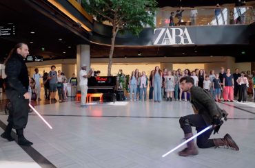 Vídeo mostra épica batalha de sabres de luz no shopping e vira fenômeno online