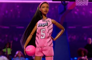 Barbie homenageia estrela da WNBA Angel Reese com boneca inspirada em sua carreira