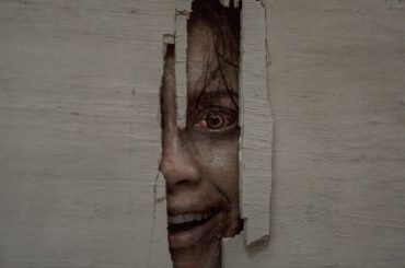 Diretor de Evil Dead Burn revela por que preferiu fogo real em vez de CGI nas cenas mais intensas