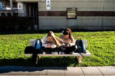 França proíbe redes sociais para menores de 15 anos em medida inédita na União Europeia