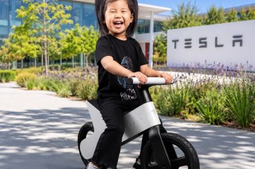 Tesla surpreende e lança bicicleta infantil sem pedais por US$ 225